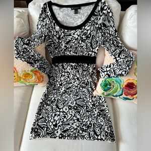 Italian fashion🖤black/white floral dress wear with caged black sandals and tote